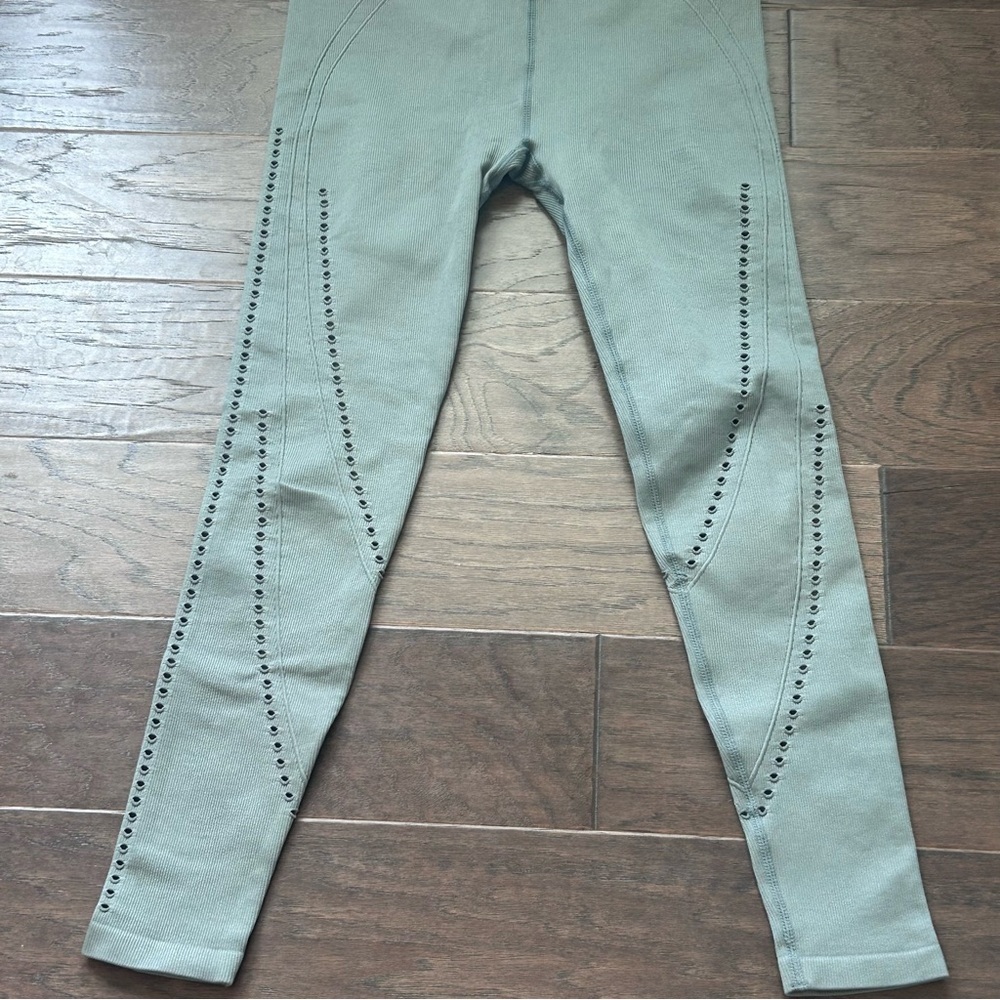 Spiritual Gangster Leggings. Size M/L. Excellent condition - Picture 2 of 5